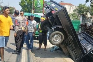 Pikap masuk selokan setelah terlibat kecelakaan dengan angkot di Jalan Terusan Kopo-Soreang