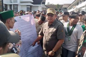 Puluhan aktivis dari Himpunan Mahasiswa Islam (HMI) Cabang Sukabumi melakukan aksi unjuk rasa di Balaikota Sukabumi, Selasa (23/07/2024).