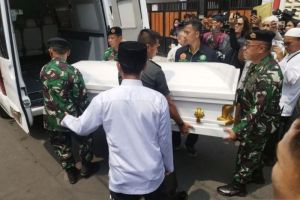 Sejumlah anggota TNI menurunkan peti jenazah di kediaman Hamzah Haz