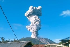 Gunung Ibu Masih Erupsi dengan Amplitudo 28 mm hingga Kamis Pagi