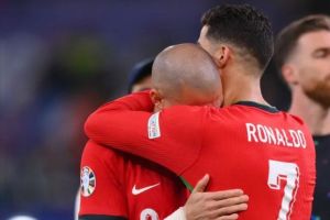 Ronaldo Peluk Pepe yang Menangis Setelah Timnas Portugal Disingkirkan Prancis di Perempatfinal Euro 2024