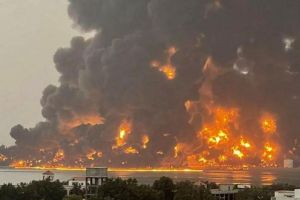 Api berkobar setelah Pelabuhan di Yaman terbakar diserang Israel pada Sabtu (20/7/2024) waktu setempat.