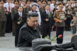 Pemimpin Korea Utara Kim Jong Un mengunjungi Makam Martir Perang Pembebasan Tanah Air dalam rangka peringatan 71 tahun kemenangan Perang Pembebasan Tanah Air di Pyongyang, Korea Utara, 26 Juli 2024