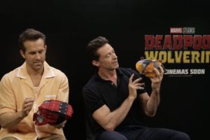 Ryan Reynolds dan Hugh Jackman dengan Blangkon “Deadpool & Wolverine”