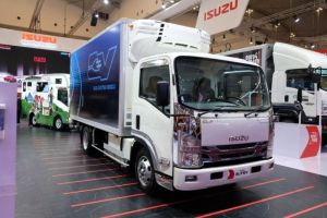 Sehari Setelah Launching Mitsubishi Fuso, Serah Terima Unit Pertama eCenter ke PT. Yusen Logistic(s) Indonesia