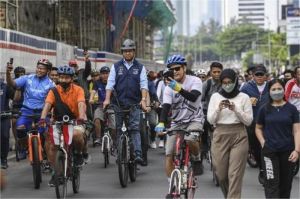 potret-anies-jadi-rebutan-selfie-saat-gowes-di-bundaran-hi-2_169.jpeg