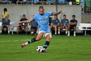 Gelandang Manchester City', Kalvin Phillips melakukan tendangan dalam laga persahabatan melawan Barcelona di Camping World Stadium Orlando, Florida, pada 30 Juli 2024