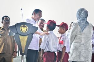 Jokowi meresmikan Bendungan Leuwikeris di Kabupaten Tasikmalaya, Provinsi Jawa Barat