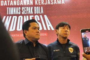 Pelatih Timnas Indonesia, Shin Tae-yong bersama Ketum PSSI, Erick Thohir.