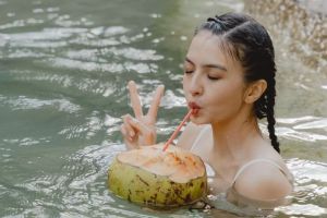 Potret Raline Shah Main di Air Terjun