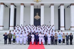 Presiden Joko Widodo bersama Anggota Paskibraka 2024, Selasa (13/8/2024)