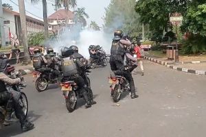 Polisi Bubarkan Mahasiswa di Semarang