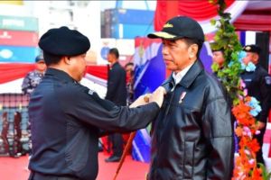 Terima Brevet Kehormatan Hiu Kencana, Jokowi Dianggap Berjasa Bagi TNI AL