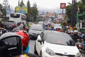 Imbas Long Weekend, Ribuan Kendaraan Terjebak Macet di Puncak