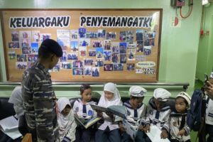 KRI Teluk Weda Disulap Jadi Perpustakaan Terapung Demi Tumbuhkan Minat Baca Anak-Anak Indonesia Timur