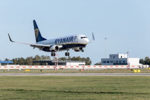 Maskapai Ryanair Mewajibkan Penumpang Membawa Koper Berwarna Lain Selain Hitam: Apa Alasannya?