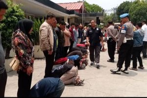 Pelaku tawuran pelajar di Cikarang dihukum sujud di kaki orangtuanya