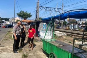 Sopir Lelah, Mobil Pikap Seruduk Lapak Pecel Lele di Bogor