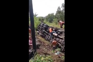 Truk tronton terguling menimpa pemotor di Tulang Bawang Lampung