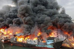 Kapal Terbakar di Muara Baru Jakarta Utara