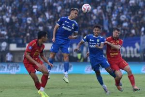 Dimas Drajad (kedua dari kanan) cetak gol di laga Persib Bandung vs Persija Jakarta