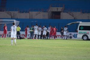 Yance Sayuri sempat dilarikan ke rumah sakit setelah tak sadarkan diri di lapangan