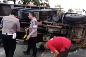 Truk terguling di Jalan Raya Puncak