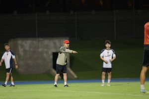 Shin Tae-yong saat memimpin sesi latihan Timnas Indonesia di Arab Saudi