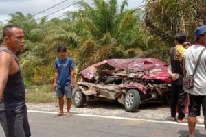 Minibus Ringsek Tertimpa Truk Fuso di Lampung