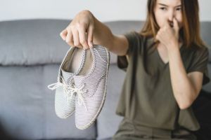 Sepatu Bau? Tenang, Ada Solusinya! Cuma Pakai 2 Bahan Dapur