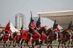 Pasukan Berkuda Meriahkan Defile HUT ke-79 TNI