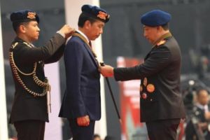 Presiden Jokowi Menerima Medali Kehormatan Loka Praja Samrakshana dari Polri