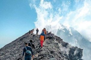 Tangis Naomi Pecah Saat Kembali Bertemu Keluarga Usai Hilang di Gunung Slamet