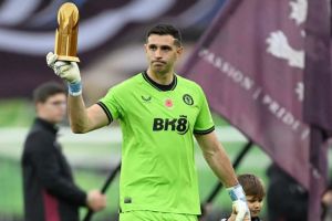 Emiliano Martinez sabet Yashin Trophy di Ballon dOr 2024