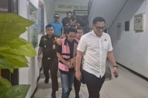 Soleman tampak memakai rompi warna pink di Kantor Kejari Kabupaten Bekasi