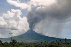 Berdampak Pada Penerbangan, Abu Vulkanaik Gunung Lewetobi Meluas ke NTB