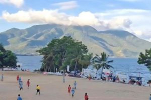 Cantik Banget! Lapangan Bola dengan Pemandangan Gunung dan Laut di Flores Timur