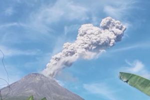 Erupsi Lagi, Gunung Lewotobi Laki-Laki Muntahkan Kolom Abu 10 Km