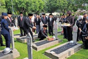 Pimpin Upacara Hari Pahlawan, Gibran Tabur Bunga di Makam BJ Habibie-Ani Yudhoyono