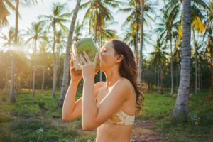 7 Kelompok Orang yang Dianjurkan Minum Air Kelapa, Anda Termasuk?