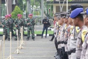 Prajurit Marinir TNI AL mengikuti apel gelar pergeseran pasukan di Mapolres Sampang, Jawa Timur, Sabtu (23/11/2024)