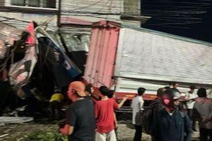 Kecelakaan beruntun truk tronton menabrak sejumlah kendaraan dan bangunan rumah di Ngaliyan, Kota Semarang, Kamis (21/11/2024)