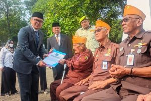 Peringati Hari Pahlawan, Pemkot Tangsel Lakukan Ziarah dan Bagikan Sembako ke Veteran