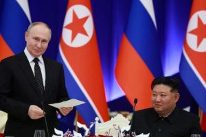 Presiden Rusia Vladimir Putin dan Pemimpin Korea Utara Kim Jong un bertemu saat penerimaan tamu negara di Pyongyang, Korea Utara, 19 Juni 2024