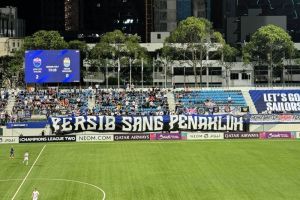 Pendukung Persib Bandung nonton langsung di Stadion Jalan Besar pada laga kontra Lion City Sailors FC