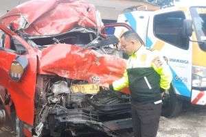 Microbus Travel Tabrak Truk Molen di Tol Cipularang, 2 Tewas dan 8 Kritis