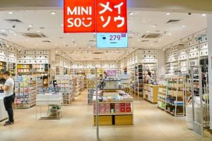 Kisah Pemilik Miniso dari Anak Petani Jadi Anak Konglomerat dengan Kekayaan Rp42,9 T