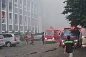 Dilanda Sijago Merah Gedung Rektorat UIN Jakarta di Ciputat Kebakaran