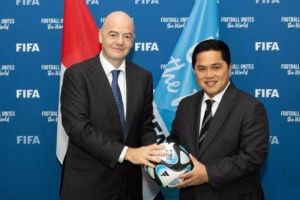 Ketum PSSI, Erick Thohir bersama Presiden FIFA, Gianni Infantino