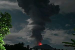 Naik Jadi Level Awas, Warga Diminta Siaga Letusan Gunung Ibu di Halmahera